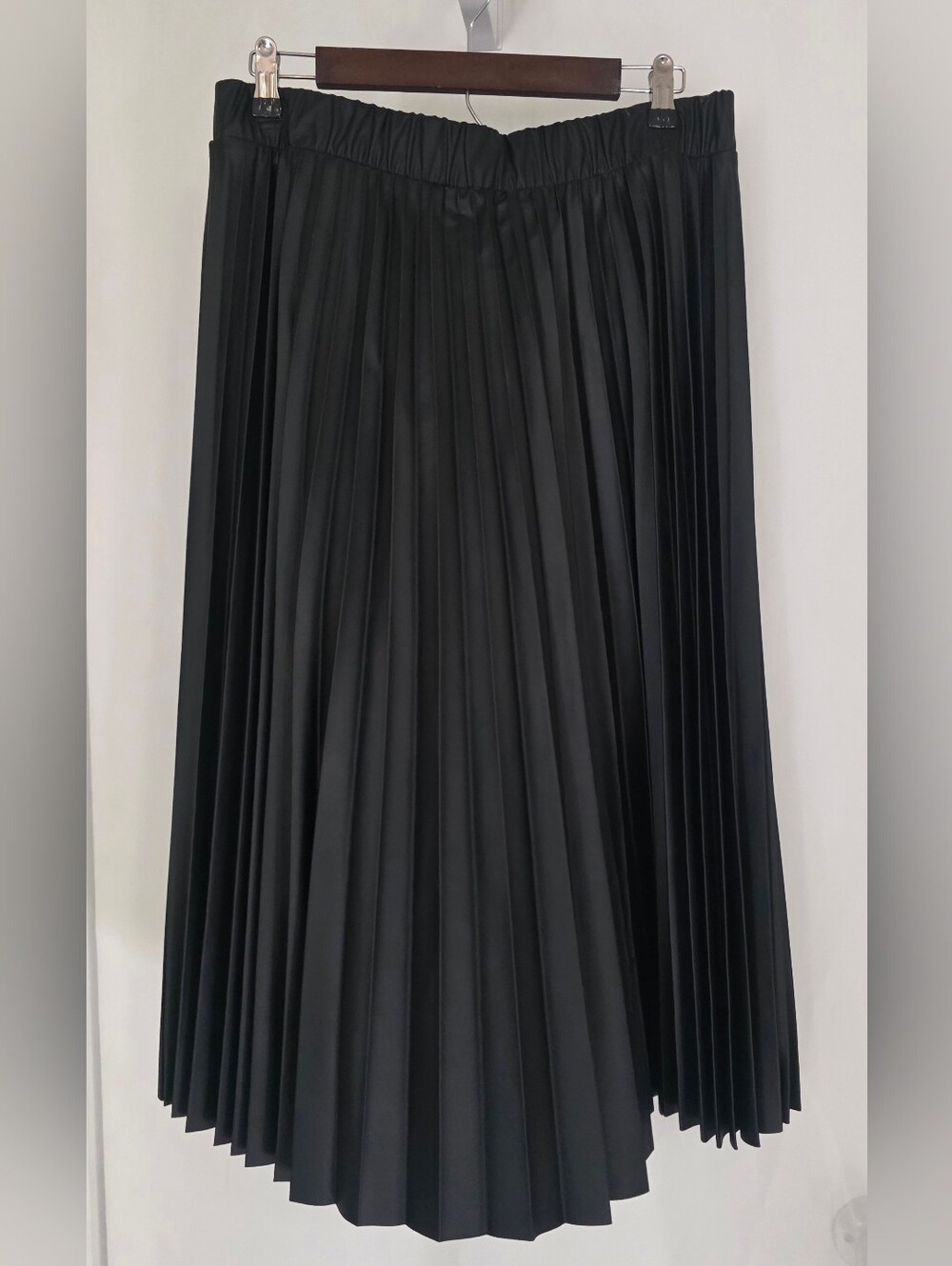 Time and Tru Women's Black Pleated Midi Skirt